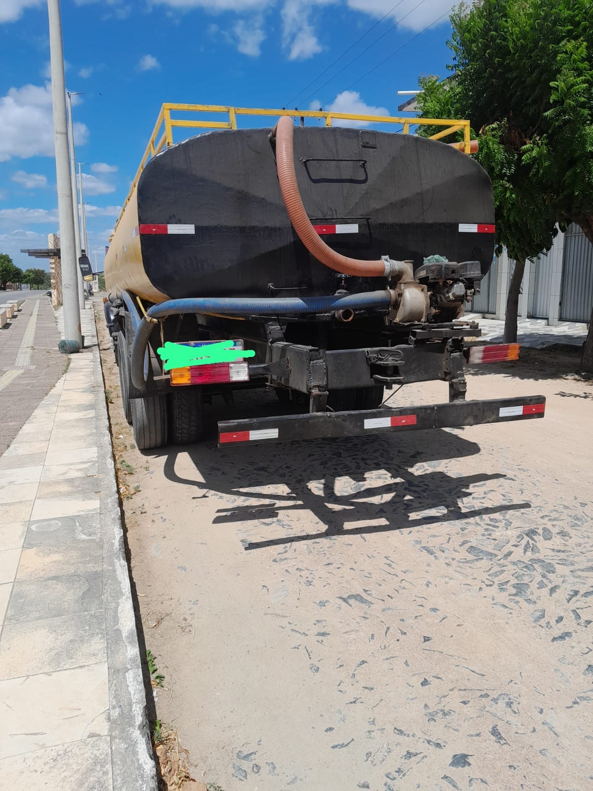 Caminhão-tanque da frota da empresa estacionado, demonstrando o equipamento de transporte