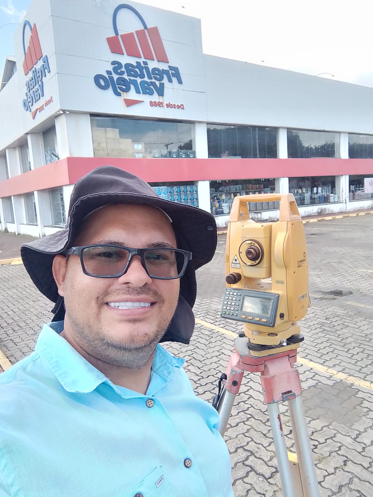 Profissional da LEG Marques com estação total em campo
